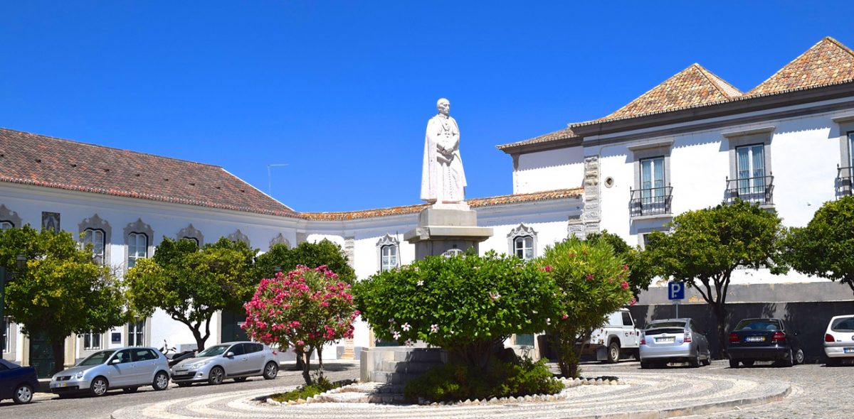 old-centre-Faro-with-statue